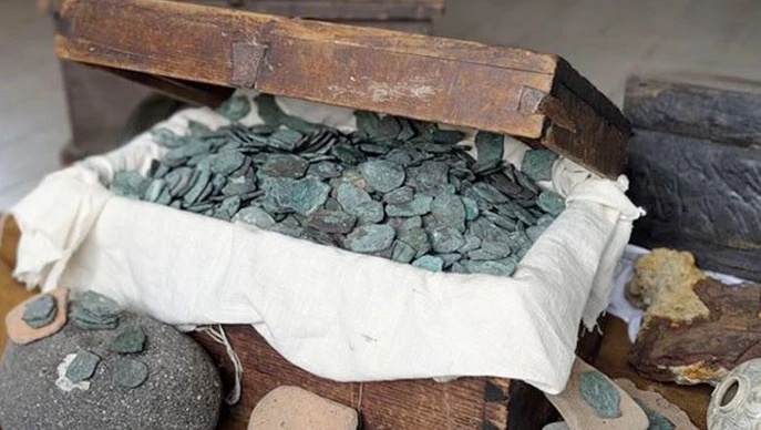 ডুবন্ত জাহাজে মিলল ১২ কোটি টাকার সোনা-রুপার মুদ্রা